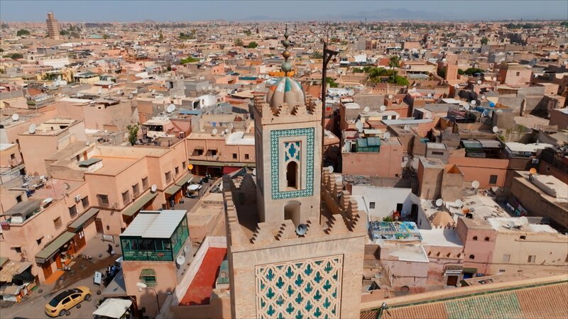 Im Bild: Das Minarett der Koutoubia Moschee blickt über die Medina von Marrakesch. – Bild: ORF/​Autentic GMBH/​Ibrahim Akhdim