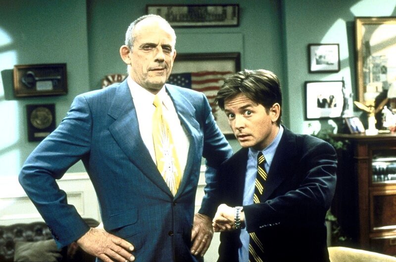 Mike (Michael J. Fox, r.) gerät in Schwierigkeiten: Er hat seinen Chef überredet, seinen politischen Mentor, Owen Joyce (Christopher Lloyd, l.), zum Leiter des städtischen Millennium-Projekts zu ernennen. – Bild: ProSieben Media AG