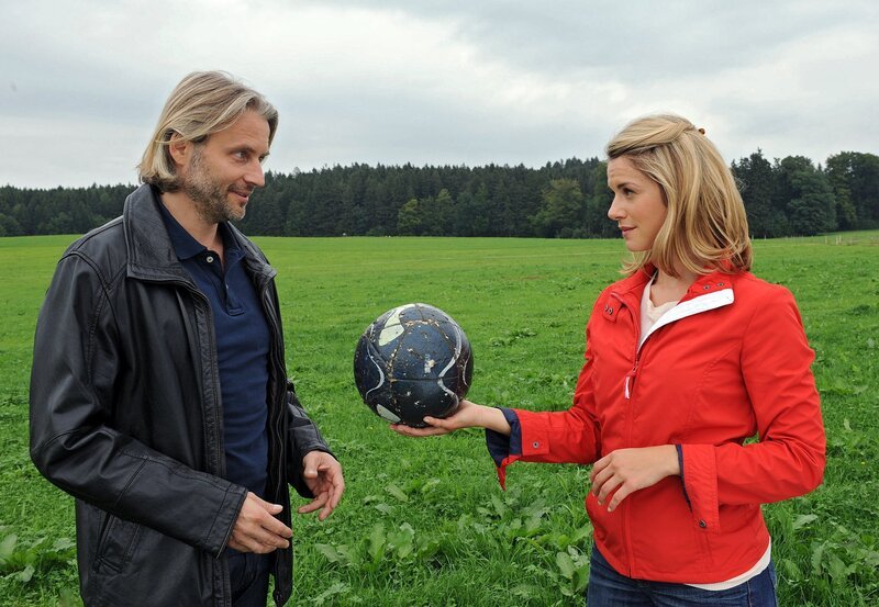 Marlene (Lucy Scherer, r.) will mit Michael (Erich Altenkopf, l.) Fußball spielen – das erste Mal in ihrem Leben! – Bild: ARD/​Ann Paur