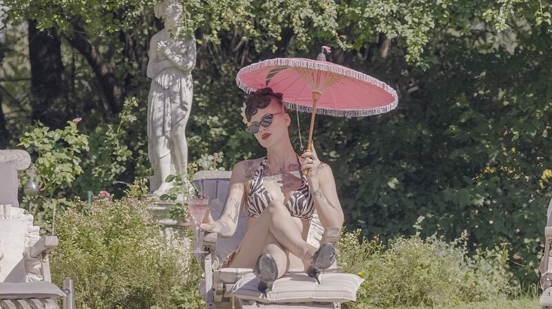 Madeleine am Pool. – Bild: ORF/​Feuer & Flamme Film