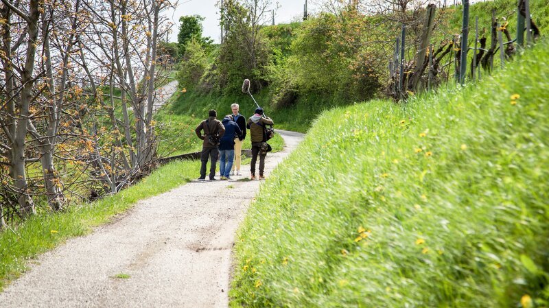 Johann-Philipp Spiegelfeld mit Carlo Hofmann (Kamera), Andreas Hagemann (Ton) und Hans-Werner Hamberger (Kameraassistent). – Bild: ORF/​Interspot Film/​Elmar Bernhard