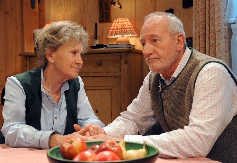 ARD STURM DER LIEBE FOLGE 1637. Hildegard (Antje Hagen, l.) und Alfons (Sepp Schauer, r.) plagen Existenzängste. – Bild: ARD/​Ann Paur