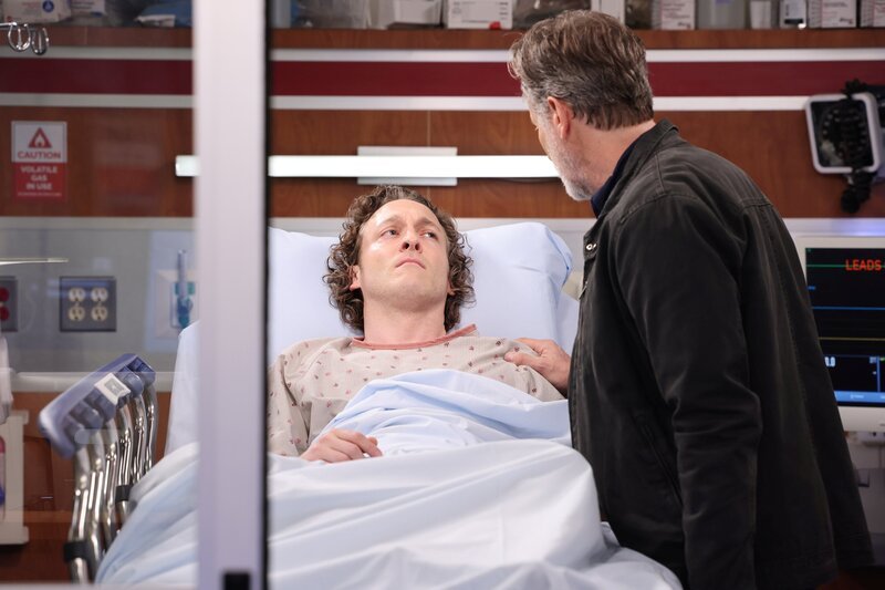 CHICAGO MED -- „Does One Door Close and Another One Open?“ Episode 822 -- Pictured: (l-r) Luigi Sottile as Sean Archer, Steven Weber as Dean Archer -- (Photo by: George Burns Jr/​NBC) – Bild: George Burns Jr/​NBC /​ Episodic /​ Universal Television LLC. All Rights Reserved.