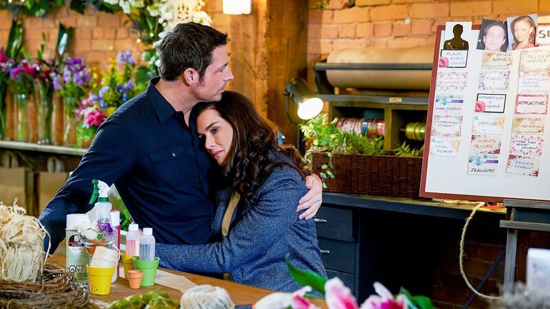 Marco Salvare (Brennan Elliott) und Abby Knight (Brooke Shields) – Bild: LBM Three Pines Limited