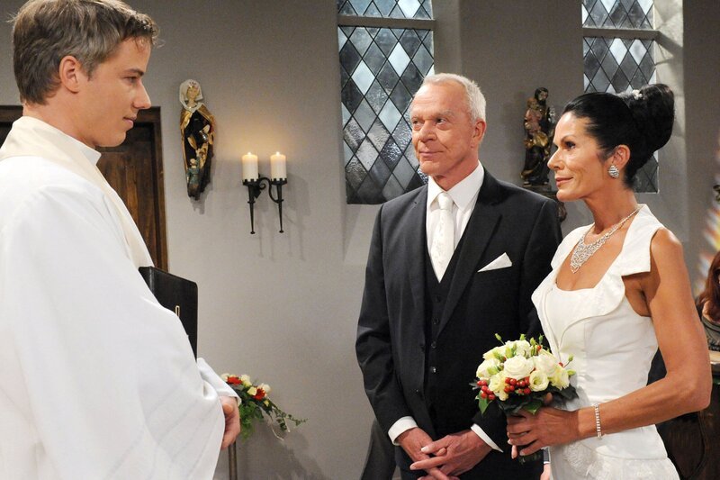 ARD STURM DER LIEBE FOLGE 1646. Hochzeit: Doris (Simone Ritscher, r.) und Werner (Dirk Galuba, M.) geben sich vor Pfarrer Martin (David Paryla, l.) das Ja-Wort. – Bild: ARD/​Ann Paur