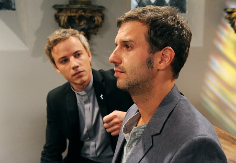 ARD STURM DER LIEBE FOLGE 1636. Martin (David Paryla, l.) versichert Nils (Florian Stadler, r.), dass Elena weiss, wie sehr dieser sie liebt. – Bild: ARD /​ Ann Paur