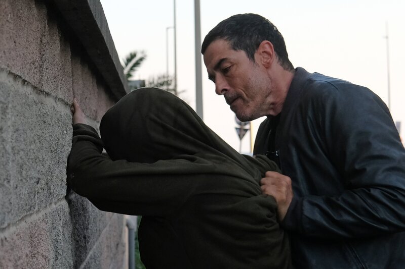 Valerio (Alessandro Gassmann) filzt einen Drogenkäufer (Komparse). – Bild: Rai Radiotelevisione Italiana – /​ ZDF und Rai Radiotelevisione Ita /​ Publispei