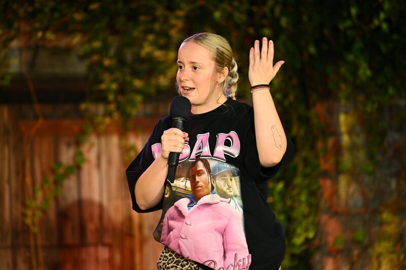 Shooting Star zu Gast bei Till Reiners: Die Stand-up-Comedienne Maria Ziffy beim „ZDF Comedy Sommer“ – Bild: Willi Weber /​ ZDF