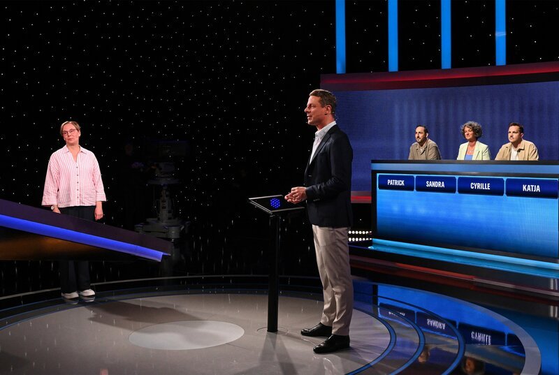 Moderator Alexander Bommes (M.) mit den Kandidat:innen: Patrick Schmied (3.v.r.), Sandra Zimmermann (2.v.r.), Cyrille Nickjels (r.), Katja Gröger (l.). – Bild: ARD/​Uwe Ernst, honorarfrei – Verwendung gemäß der AGB im engen inhaltlichen, redaktionellen Zusammenhang mit genannter ARD-Sendung bei Nennung „Bild: ARD/​Uwe Ernst“ (S2+). ARD-Programmdirektion/​Bildredaktion, pressefoto.daserste@ard.de