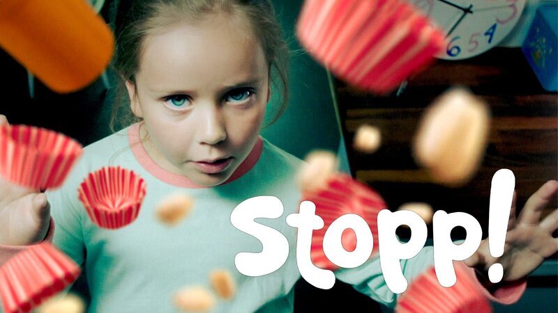 Klara (Paulaina Pizarro Swartling) kann die Zeit anhalten, wenn es nicht so läuft, wie sie will. Dann ruft sie laut „Stopp!“ und alles um sie herum friert ein. Jetzt kann sie die Welt so gestalten, wie es ihr gefällt. – Bild: KiKA/​Erik Vallsten