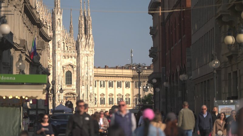 Das Herz der Stadt: Der Mailänder Dom über dem geschäftigen Treiben der Innenstadt. – Bild: Roman Litschke /​ ZDF