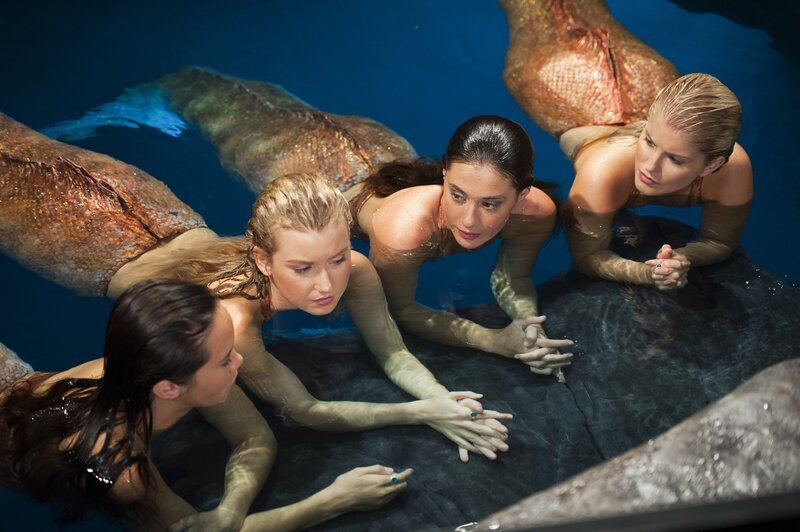 Die Meerjungfrauen Mimmi (Allie Bertram), Ondina (Isabel Durant), Evie (Gemma Forsyth) und Sirena (Amy Ruffle) beraten, wie sie Zac helfen können. – Bild: ZDF/​Vince Valitutti