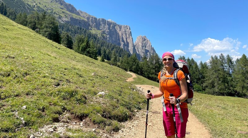 Tamina Kallert (r) wandert mit acht WDR2- Hörern und Hörerinnen und einem Hund von West nach Ost einmal quer durch die italienischen Dolomiten. – Bild: WDR/​Michael Wieseler
