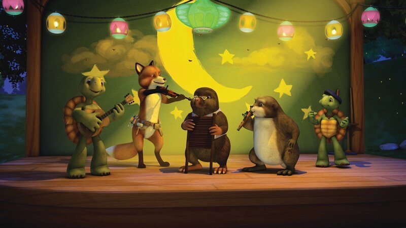 Franklin und Bär sind zum Glühwürmchen-Fest eingeladen. Franklin freut sich darauf zu tanzen. Vor allem aber auf das Spiel mit dem Scheinwerfer. Der Tänzer, der angeleuchtet wird, muss alles geben und zeigen was er kann. – Bild: KiKA/​Nelvana Limited/​Infinite Frameworks Pte Ltd.