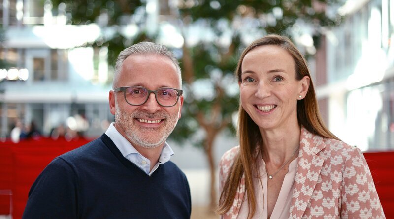 Henkel- Vorstandsvorsitzender Carsten Knobel (l.) und die Aufsichtsratvorsitzende Simone Bagel-Trah (r.) am Henkelday. – Bild: WDR/​Lothar Schröder/​beta bande