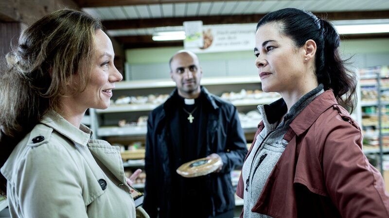 Unkonventioneller Gesprächskreis: Mona (Rebecca Indermaur, v.l.) gibt den Rat des neuen Pfarrers (Murali Perumal) gleich ihrer Freundin Giulia (Tonia Maria Zindel) weiter. – Bild: 3sat Unkonventioneller Gesprächskreis: Mona (Rebecca Indermaur, v.l.) gibt den Rat des neuen Pfarrers (Murali Perumal) gleich ihrer Freundin Giulia (Tonia Maria Zindel) weiter. – Bild: 3sat