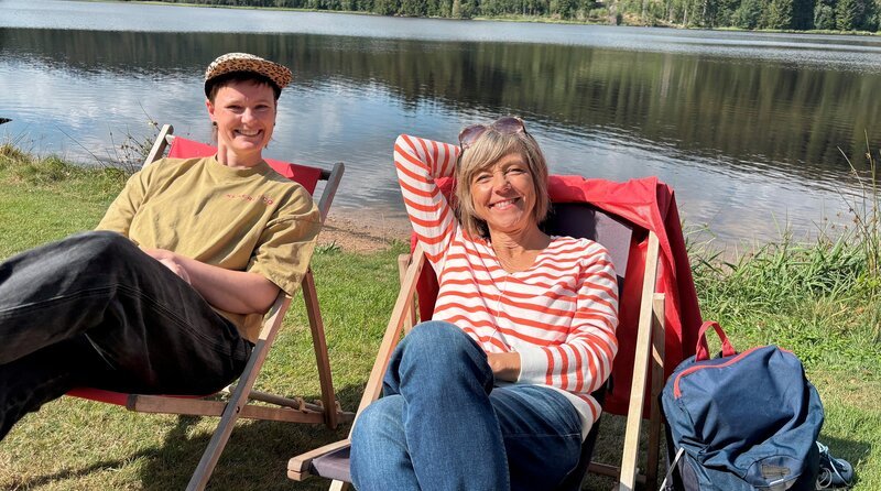 Moderatorin Annette Krause mit Nele Sienknecht am Strandbad Windgfällweiher. – Bild: SWR
