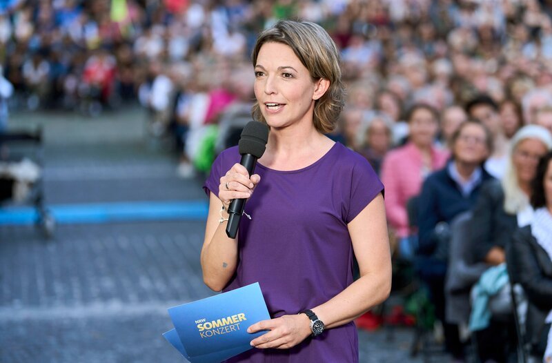 Moderatorin Anna Planken führt durch den Abend. – Bild: WDR/​Claus Langer