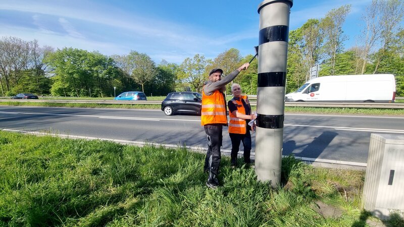 Sie nennen sich selbst „die Blitzer“: Jörg Kahls (links) und Mira Weyerstall von der Stadt Hannover kontrollieren alle stationären Blitzanlagen. – Bild: NDR/Stefan Radüg/nahaufnahme.tv Sie nennen sich selbst „die Blitzer“: Jörg Kahls (links) und Mira Weyerstall von der Stadt Hannover kontrollieren alle stationären Blitzanlagen. – Bild: NDR/Stefan Radüg/nahaufnahme.tv