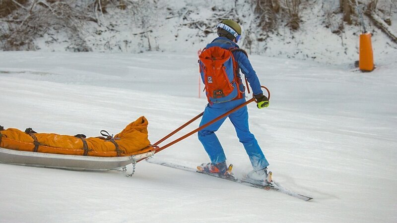 Ski-Einsatz der Bergwacht Grainau. – Bild: ORF/​BR/​Timeline Production