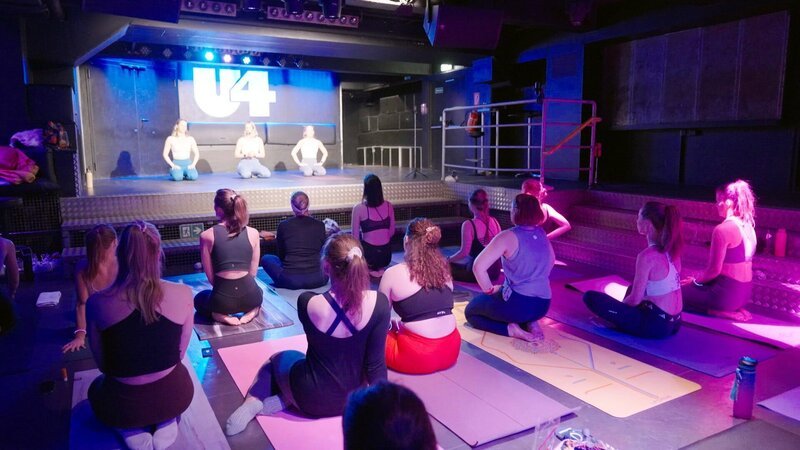 Im legendären U4 wird regelmäßig Discoyoga angeboten. – Bild: 3sat Im legendären U4 wird regelmäßig Discoyoga angeboten. – Bild: 3sat