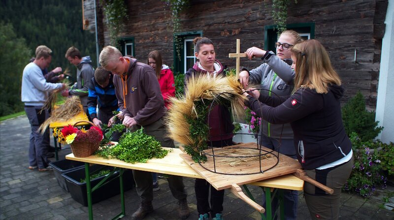 Basteln an der Erntekrone für das Erntedankfest in Gasen. Weiteres Bildmaterial finden Sie unter www.br-foto.de. – Bild: BR/ORF/Vizualize Basteln an der Erntekrone für das Erntedankfest in Gasen. Weiteres Bildmaterial finden Sie unter www.br-foto.de. – Bild: BR/ORF/Vizualize