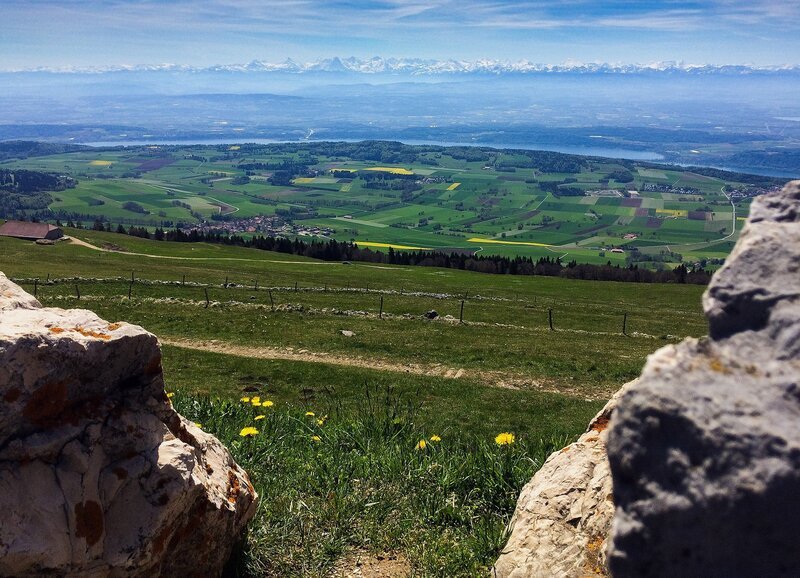 Wunderwelt Schweiz – Die Jura-Region Erzählt von Max Moor Folge 1 Blick auf die Höhenzüge des Juras – Bild: SRF/​Klaus Scheurich