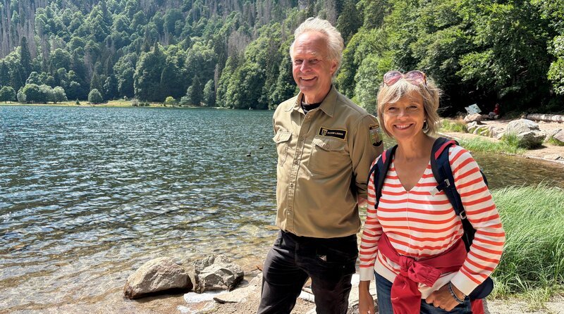 Moderatorin Annette Krause am Feldsee mit Ranger Achim Laber. – Bild: SWR Moderatorin Annette Krause am Feldsee mit Ranger Achim Laber. – Bild: SWR