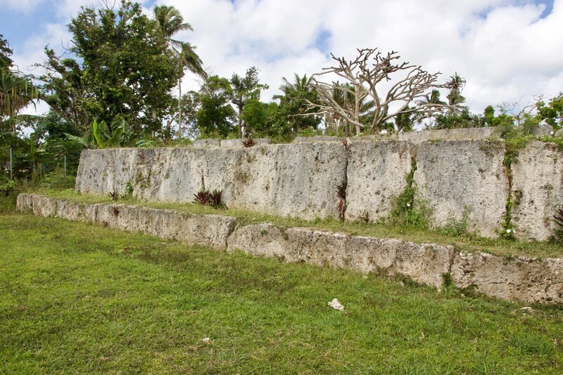 Paepae ‚o Tele‘a, auch Terrassengräber genannt, sind pyramidenartige Steinkonstruktionen, die in Tongatapu im Königreich Tonga als alte Begräbnisstätten dienten. (Alamy Stock Photo/​Dimple Patel) – Bild: www.alamy.com /​ Alamy Stock Photo/​Dimple Patel /​ Alamy Stock Photo /​ Dimple Patel