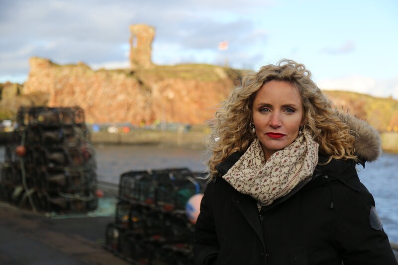 Prof. Suzannah Lipscomb in Dunbar, dem Standort von Lord Bothwells Schloss, wohin Bothwell Maria Stuart nach dem Mord an Darnley brachte. (Hit Networks Limited und Little Dot Studios/​Ashley Morris) – Bild: Ashley Morris /​ Hit Networks Limited and Little Dot Studios/​Ashley Morris /​ Hit Networks Limited and Little Dot Studios