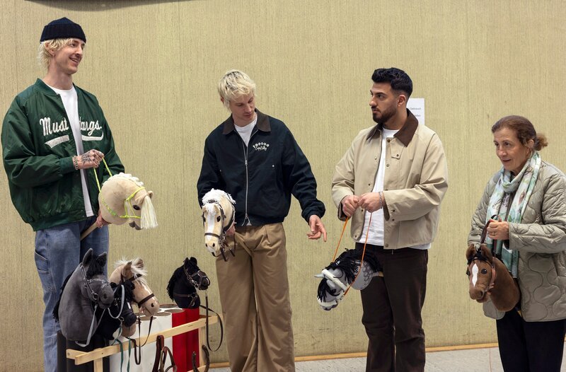 Männer, die auf Ponys stehen, v.l.n.r.: Niklas van Lipzig, David Martin, Tahsim Durgun und Tante Zeynep in Hoopte beim Hobby Horsing mit Steckenpferden. – Bild: WDR/​Frizzi Kurkhaus, honorarfrei