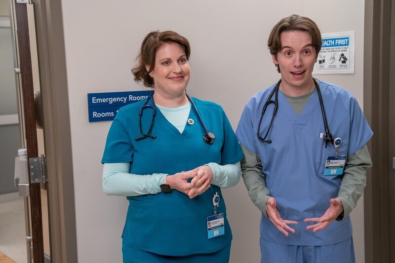 ST. DENIS MEDICAL -- „Salamat You Too“ Episode 104 -- Pictured: (l-r) Allison Tolman as Alex, Mekki Leeper as Matt -- (Photo by: Ron Batzdorff/​NBC) – Bild: Universal Television LLC. All rights reserved. /​ Ron Batzdorff