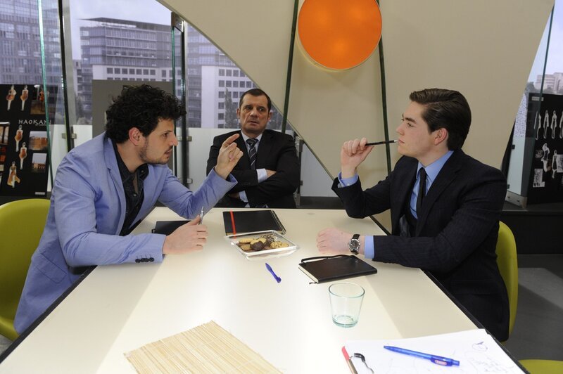Luca (Manuel Cortez, l.) bremst Kai (Frederic Boehle, r.) aus und kettet sein Schicksal an den Erfolg der Luxury-Kollektion … – Bild: SAT.1 /​ Claudius Pflug Eigenproduktionsbild frei