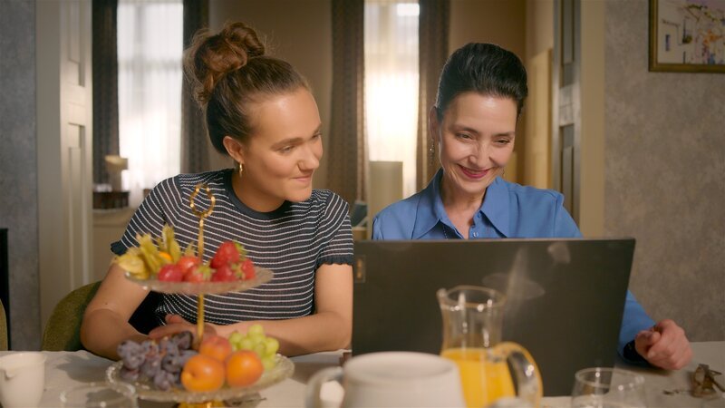 Simone (Tatjana Clasing, r.) sagt Deniz ihre Unterstützung im Kampf um Charlies WM-Teilnahme zu. Links Joana (Josephine Martz) – Bild: RTL /​ Tödliches Versprechen