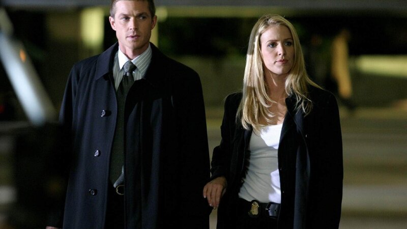Martin und Samantha sind auf der Suche nach der vermissten Neurochirurgin Dr. Lianna Sardo. – Bild: Warner Bros. Entertainment, Inc.