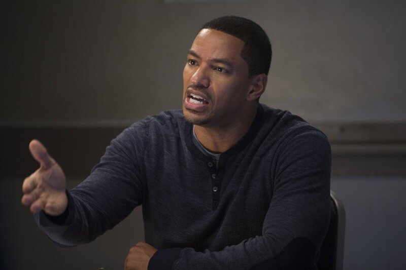 Ein neuer Fall bereitet Billy (Laz Alonso) anfangs Kopfzerbrechen … – Bild: Warner Bros. Entertainment, Inc.