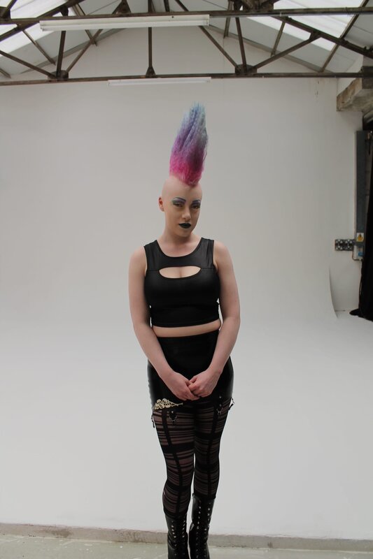 Tasmin ist ein Punk mit buntem Iro und einem burschikosen Outfit. Doch mit ihrem auffälligen Look überspielt sie eigentlich ihre Unsicherheit aufgrund ihres Albinismus. Kann das Styling Team sie überzeugen, die knalligen Farben von ihren Haaren auf ein weniger krasses Outfit zu verlagern und ein Make-up speziell für ihre Haut zu wählen?; Tasmin ist ein Punk mit buntem Iro und einem burschikosen Outfit. Doch mit ihrem auffälligen Look überspielt sie eigentlich ihre Unsicherheit aufgrund ihres Albinismus. Kann das Styling Team sie überzeugen, die knalligen Farben von ihren Haaren auf ein weniger krasses Outfit zu verlagern und ein Make-up speziell für ihre Haut zu wählen? – Bild: Licensed by Fremantle Media Enterprises Ltd. Lizenzbild frei