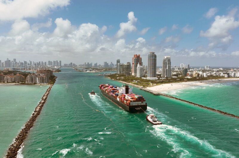 Die Hafeneinfahrt von Miami: Der Port Miami ist neben Kreuzfahrten auch ein wichtiger Fracht- und Containerhafen. – Bild: Christian Schidlowski