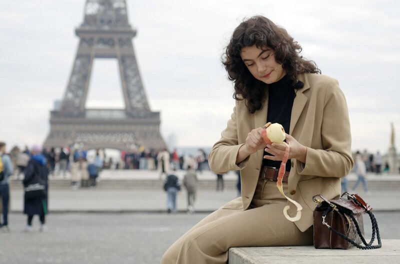 Lucie testet einen Liebesbrauch in Paris. – Bild: Mitja von Eisenhart