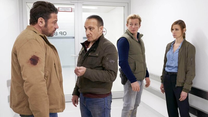 Nachdem Semir (Erdogan Atalay) seinen Bruder Kemal (Leonardo Nigro, l.) vom Flughafen abgeholt hat, wurde Kemals Begleiterin Sky von einem brutalen Killer entführt. Semir und Paul (Daniel Roesner, 2.v.r.) konnten Sky retten und nehmen mit Jenny (Katrin Heß) die Ermittlungen auf. – Bild: TVNOW /​ Guido Engels