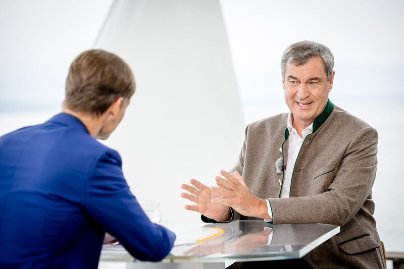 Wulf Schmiese (l.) und Markus Söder. – Bild: ZDF