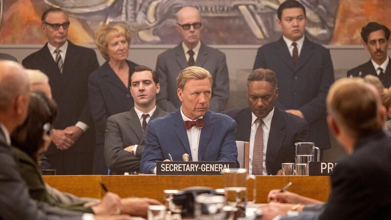 Als Generalsekretär der UN im Kalten Krieg stößt Dag Hammarskjöld (Mikael Persbrandt, Mitte) wegen seiner aufrichtigen Friedensbemühungen bei den USA und der Sowjetunion immer wieder auf Widerstand. – Bild: 3sat