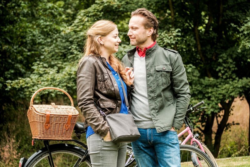 Tina (Franziska Arndt) begeistert Christian (Sascha Rotermund) mit ihrer Bodenständigkeit und lockeren Art. – Bild: RTL /​ Stefan Behrens /​ Folge 16