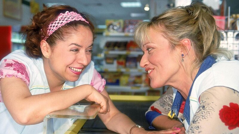 Gisi (Franziska Traub, l.) erzählt Rita (Gaby Köster), wie wunderbar ihre Zusammenarbeit mit Horst läuft. Rita kann’s kaum glauben … – Bild: RTL