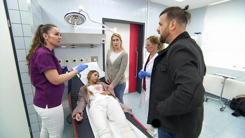 Eine junge Frau erleidet Schnittverletzungen bei einem Sturz. Handelt es sich um einen harmlosen Unfall oder steckt ihr auffälliger und nervöser Freund dahinter? – Bild: RTLZWEI