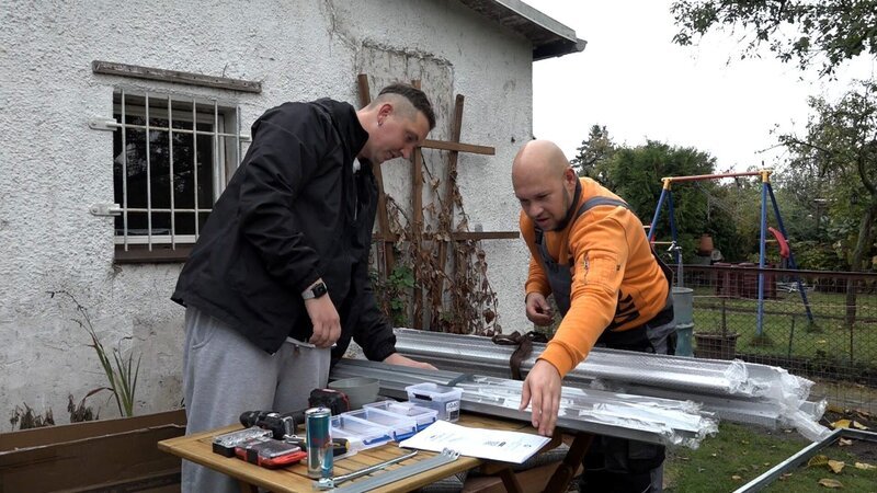 Das Aufbauen eines Gewächshauses hat seine Tücken, wie Ronny und Steffen feststellen. – Bild: RTL Zwei