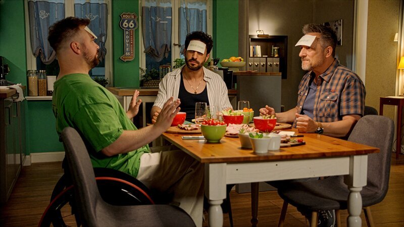 Michael „Michi“ (Lars Pape, r.) blüht in der Runde seiner Freunde Tobias (Jan Kittmann, M.) und Jonas (Felix van Deventer) auf. – Bild: RTL /​ Pakt mit dem Teufel
