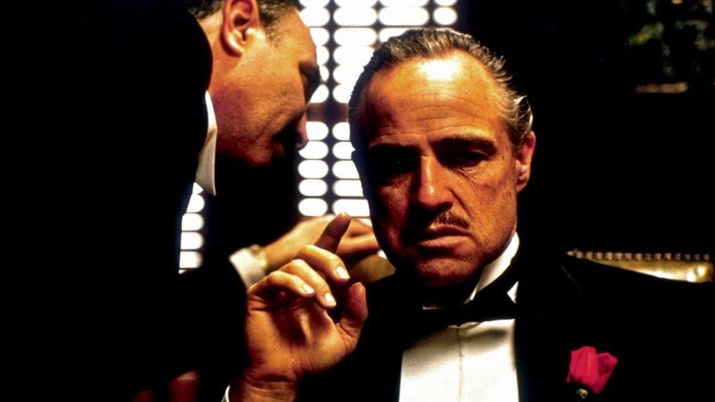 L-R: Bonasera (Salvatore Corsitto) und Don Vito Corleone (Marlon Brando) – Bild: Paramount Pictures L-R: Bonasera (Salvatore Corsitto) und Don Vito Corleone (Marlon Brando) – Bild: Paramount Pictures