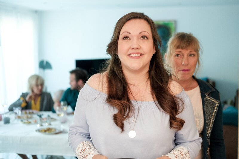 Nadine (Sarah Victoria Schalow, vorne) freut sich, als sie unerwartet Unterstützung von Uschi (Antje Lewald, r.) bekommt. – Bild: RTL /​ Stefan Behrens /​ Folge 15