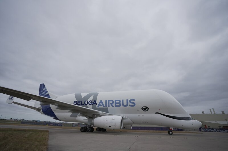 Details of the Beluga XL3 plane as it sits on the runway. – Bild: Tess Benjamin /​ Zinc Media Group
